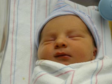 Navigating the First 48 Hours at Home: A NICU Nurse’s Guide to Alarms, Vitals, and Sleep